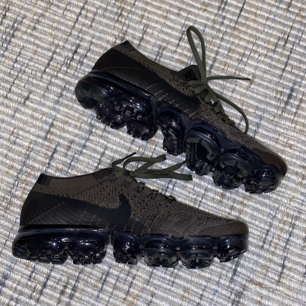 Men’s Nike VAPORMAX sneakers NWOT 9.5